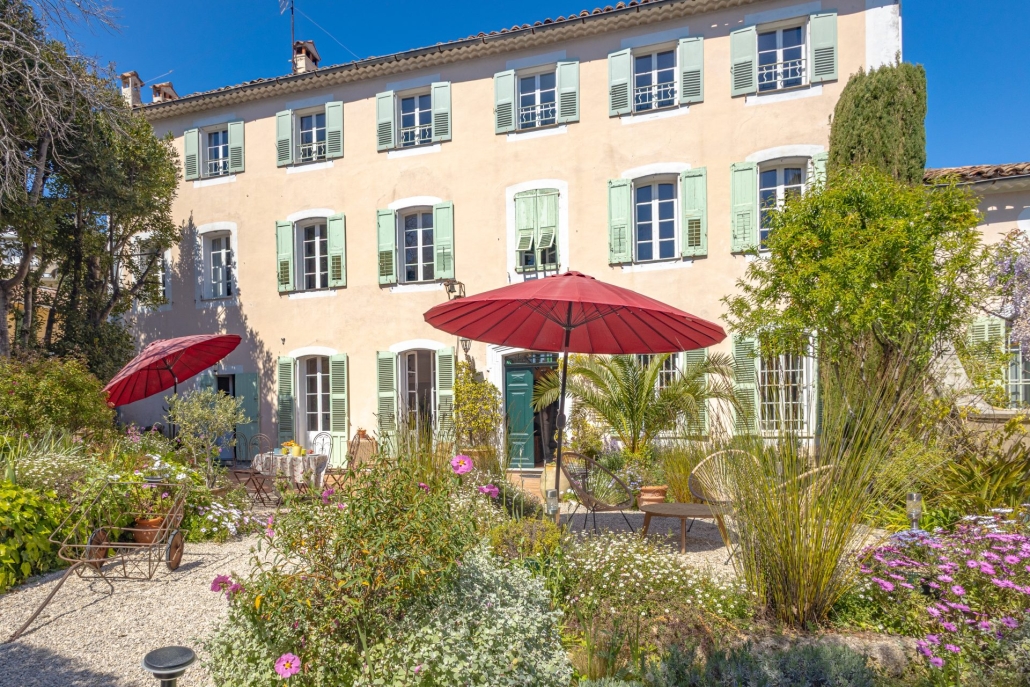 La Bastide du Bosquet, villa classée Monument Historique construite en 1750 à Antibes – location de vacances pour 12 personnes, plein Sud, à 3 minutes des plages